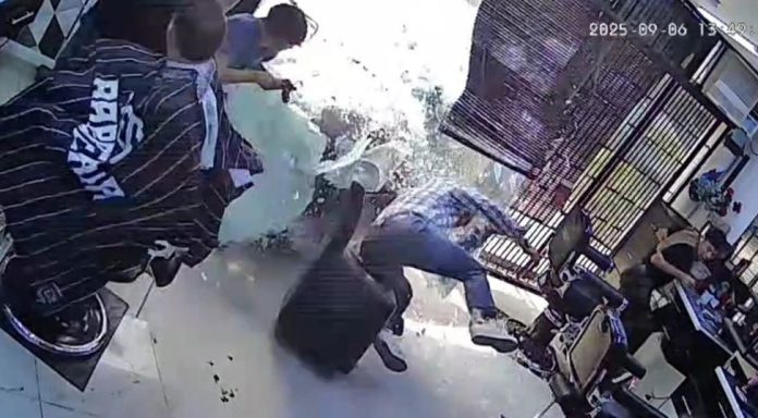 Empotra su auto en barbería de La Molina