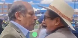 Héctor Valer escupe a periodista