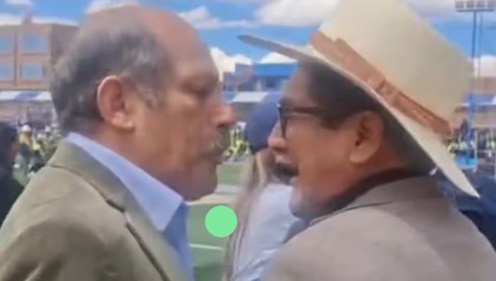 Héctor Valer escupe a periodista