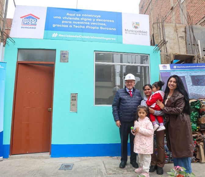 Surco entregó viviendas a  familias en extrema pobreza 2