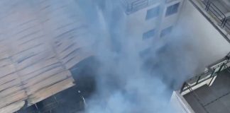 Voraz incendio devasta galería de artesanías en Cercado de Lima