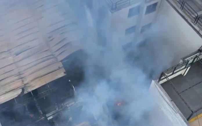 Voraz incendio devasta galería de artesanías en Cercado de Lima Voraz incendio devasta galería de artesanías en Cercado de Lima