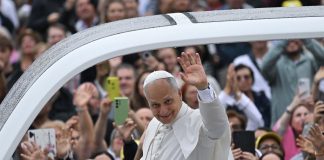 El papa León XIV cumple 70 años y lo celebra ante miles de fieles en el Vaticano