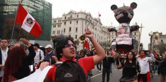 Jóvenes marcharon contra el Gobierno y el Congreso en el centro de Lima