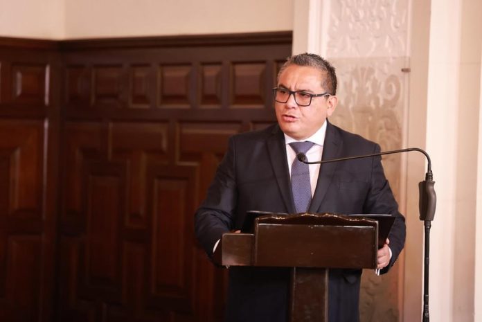 Gobierno autoriza viaje de Juan José Santiváñez a Suiza