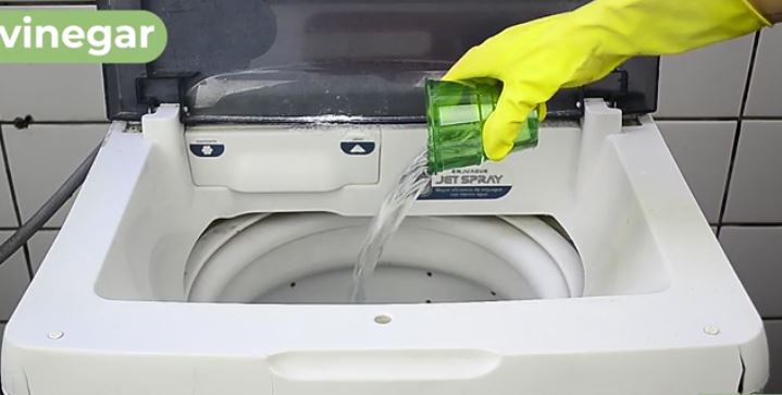 Agrega 4 tazas (950 ml) de vinagre blanco al tambor