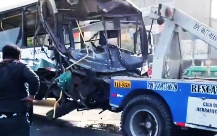 Bus choca con Metro de Lima y deja 13 heridos