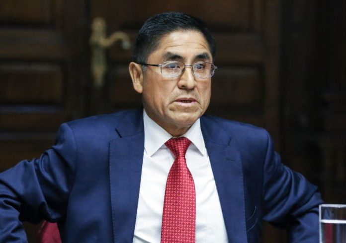 César Hinostroza César Hinostroza