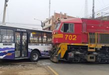 Choque de tren y bus deja 10 heridos
