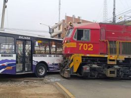 Choque de tren y bus deja 10 heridos