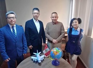 Perú y China unen lazos comerciales El vicepresidente de la Cámara de Comercio del Callao, Daniel Lecca, intercambió una fructífera reunión con Yonggang y Wey, Embajadores de Promoción de Inversiones de China en Perú