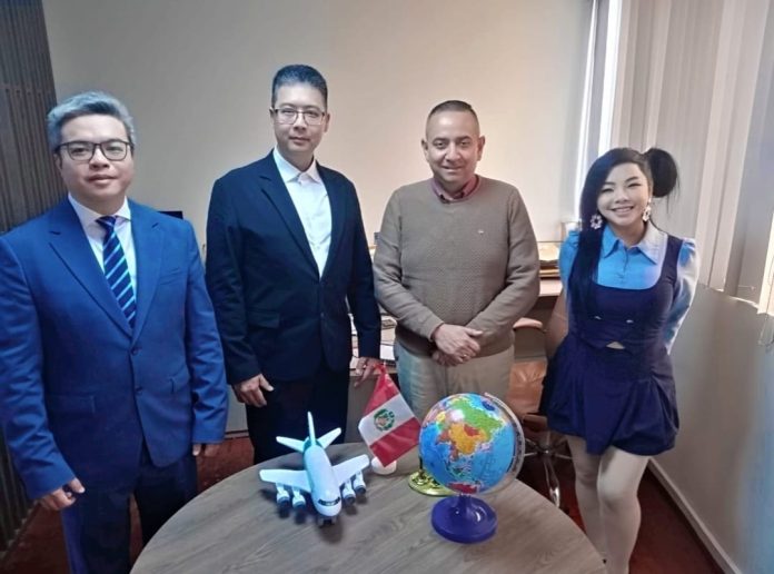 El vicepresidente de la Cámara de Comercio del Callao, Daniel Lecca, intercambió una fructífera reunión con Yonggang y Wey, Embajadores de Promoción de Inversiones de China en Perú