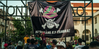 Huye de Madagascar y Ejército toma el poder