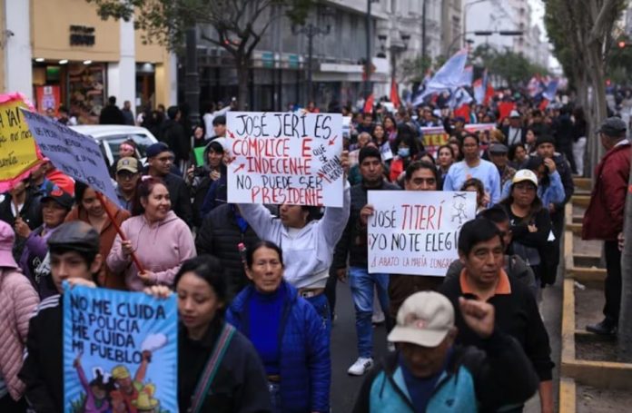 Jóvenes de la “Generación Z” salieron a las calles de Lima para manifestarse