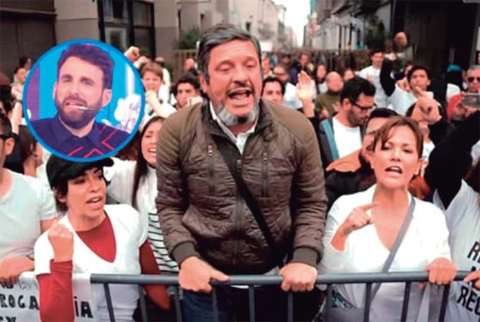 “Peluchín” chanca a ‘figurettis’ de marcha