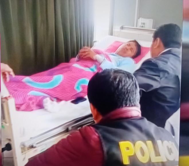 Policía deteniendo a autor de disparo en hospital