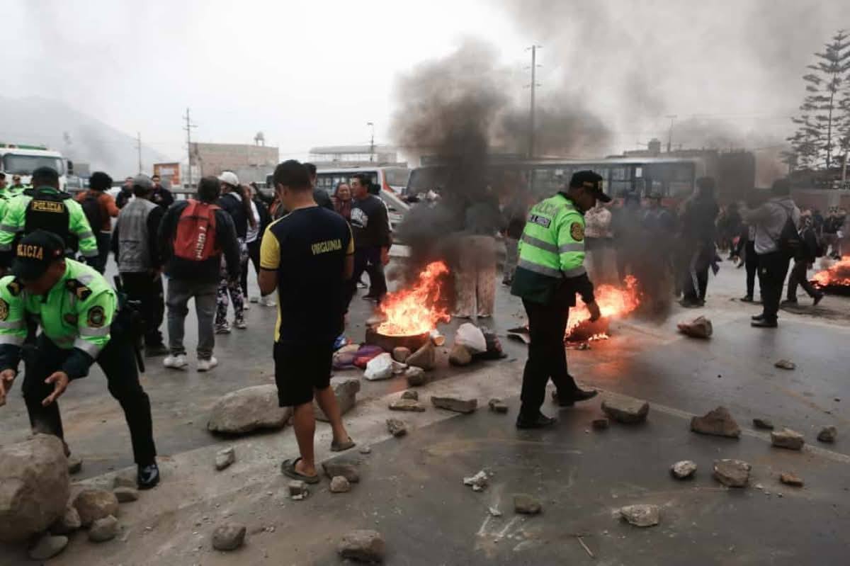 Queman llantas en paro de transportistas