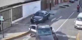 Se arroja sobre auto para evitar robo