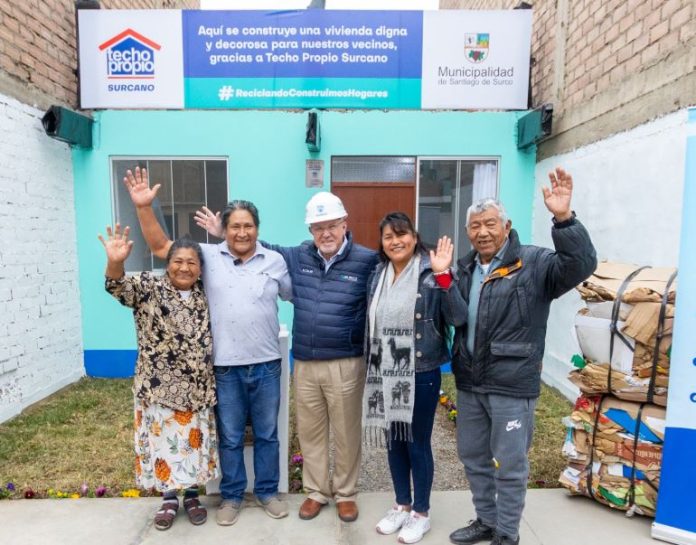 “Techo Propio Surcano” entrega casa nueva a dos familias felices