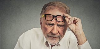 adulto mayor con la visión baja