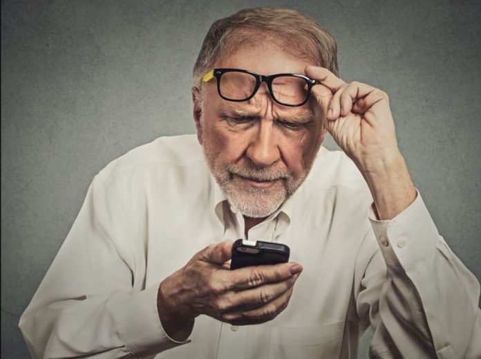 adulto mayor con la visión baja