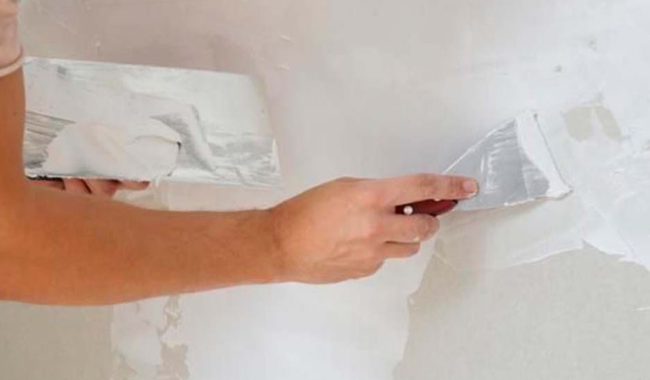 aplicar la masilla o pasta en la rajadura