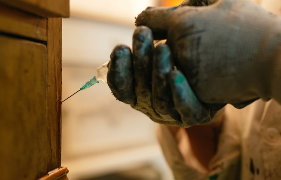 Aplica la mezcla con una brocha por todo el mueble