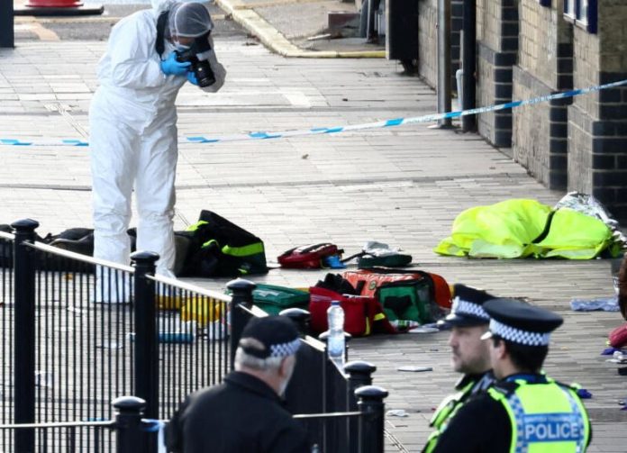 Apuñalan a 10 en tren de Londres