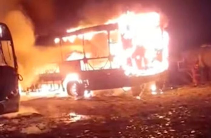 Incendian 5 buses en Puente Piedra