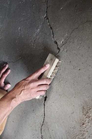 Limpie el área alrededor de la grieta para eliminar el polvo