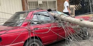 Poste destruye auto en Independencia