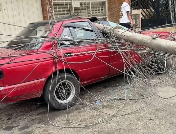 Poste destruye auto en Independencia