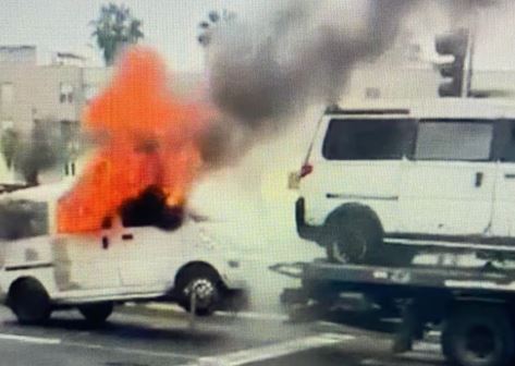 Quemó miniván para que no se la lleven Quemó miniván para que no se la lleven