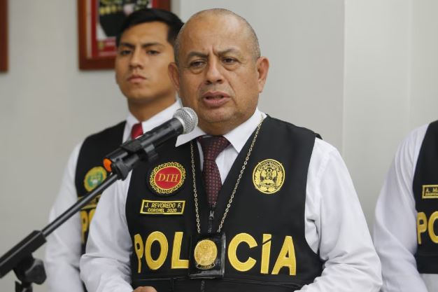 Víctor Revoredo Víctor Revoredo