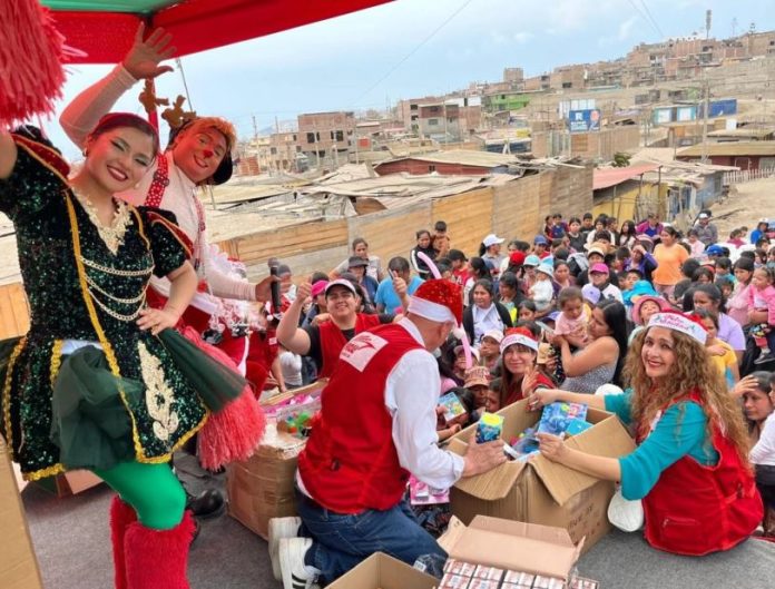 Adelantan Navidad a niños de Pachacútec