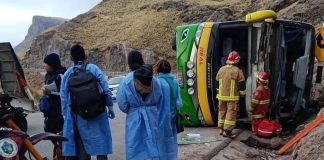 Bus vuelca y deja 7 muertos y 30 heridos