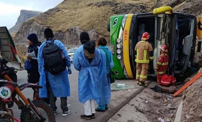 Bus vuelca y deja 7 muertos y 30 heridos Bus vuelca y deja 7 muertos y 30 heridos