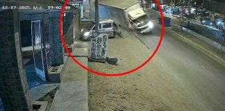 Camión embiste a combi, mata esposos y hiere a 5