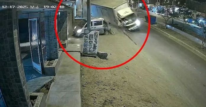 Camión embiste a combi, mata esposos y hiere a 5 Camión embiste a combi, mata esposos y hiere a 5