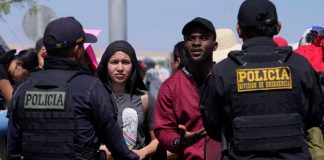 Cobran 300 dólares por pasar frontera