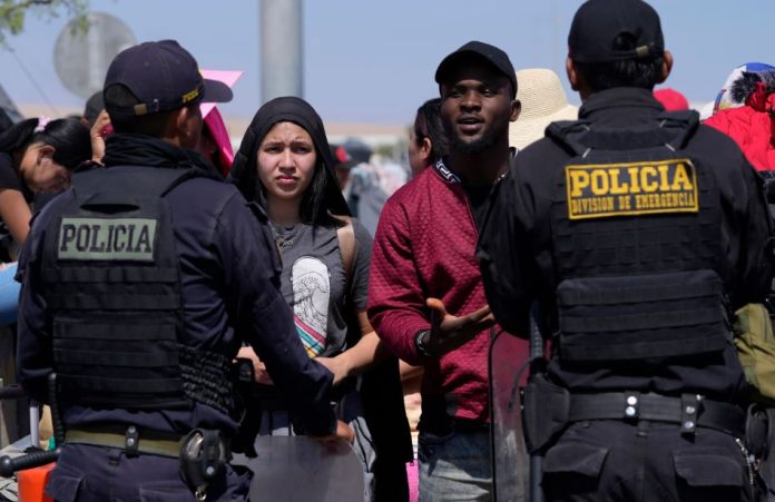 Cobran 300 dólares por pasar frontera