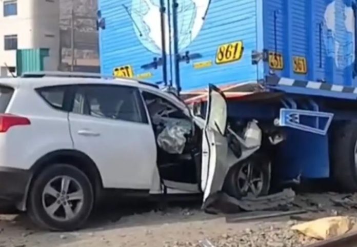 Conductor muere tras estrellarse con camión Conductor muere tras estrellarse con camión