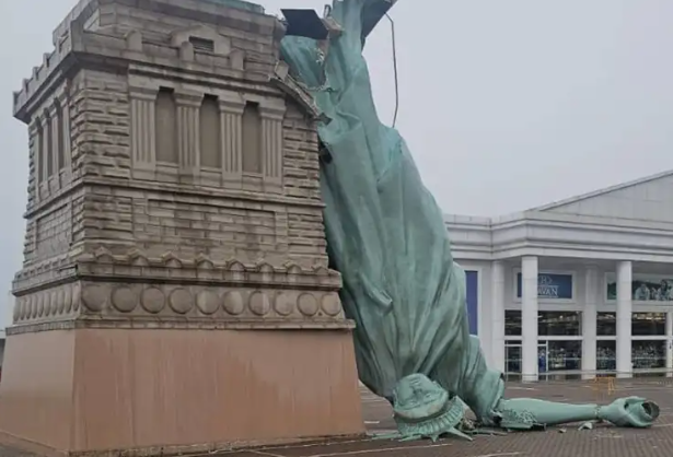 En Brasil Réplica de la estatua de la Libertad se desploma sin daños físicos En Brasil Réplica de la estatua de la Libertad se desploma sin daños físicos
