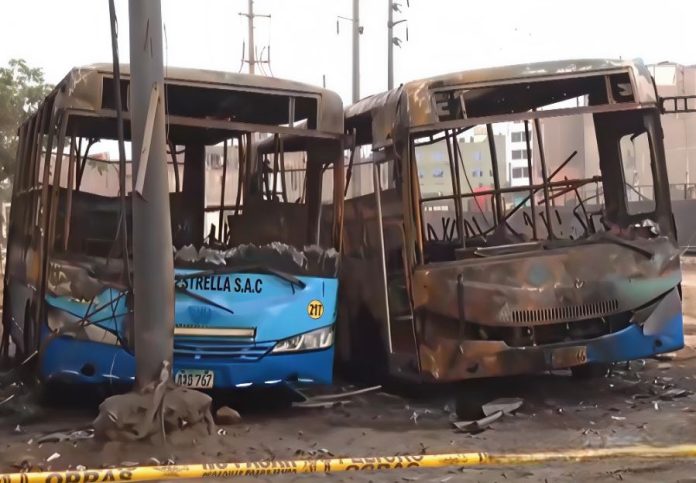 Extorsionadores queman dos buses de “La Estrella” Extorsionadores queman dos buses de “La Estrella”