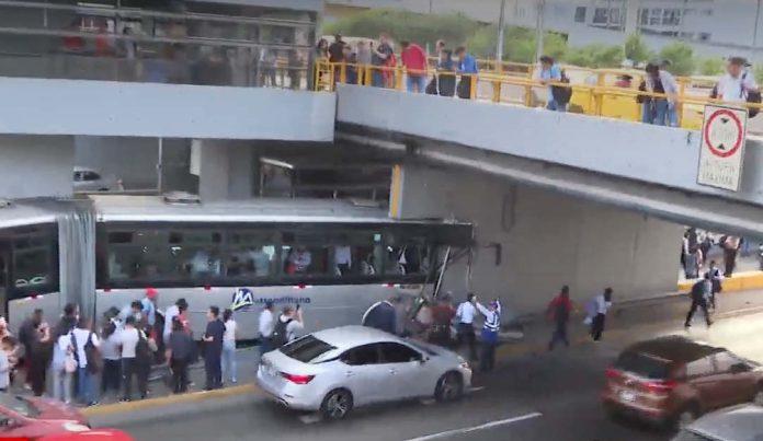 Bus del Metropolitano choca Contra Puente en Estación México y Deja Múltiples Heridos