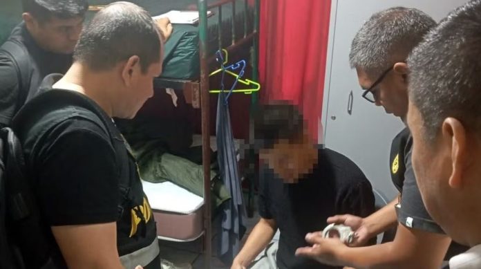 Caen seis polis pidiendo coima