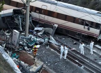 Mueren 40 tras choque de trenes en España