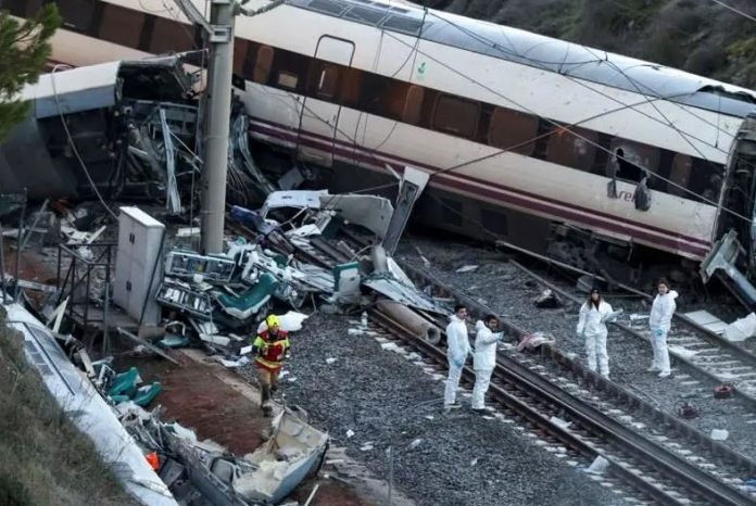 Mueren 40 tras choque de trenes en España