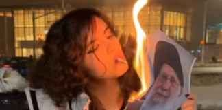 Mujeres iraníes queman las fotos de Alí Jamenei