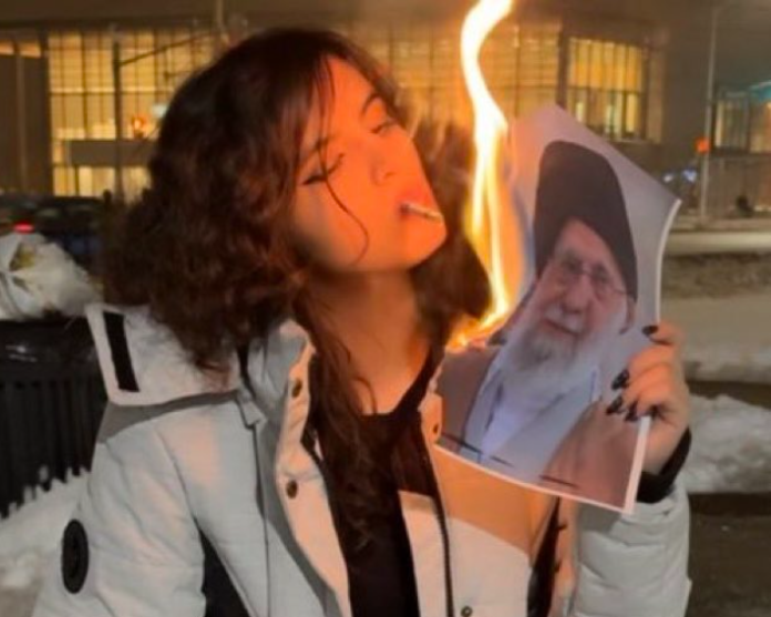 Mujeres iraníes queman las fotos de Alí Jamenei
